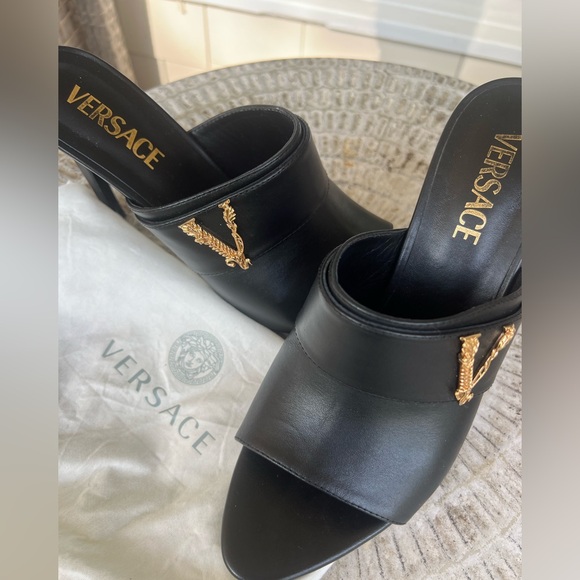 Stunning Black Versace Gold V logo on size 38 - Picture 4 of 10
